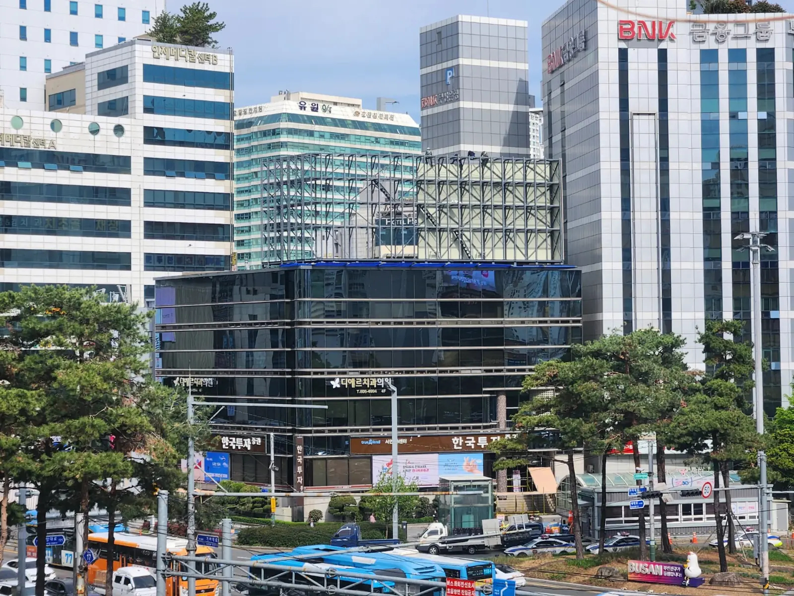 인천 전광판공사 시공 참고 - 부산 서면 한국투자증권 건물 옥상 전광판 설치 후 전경