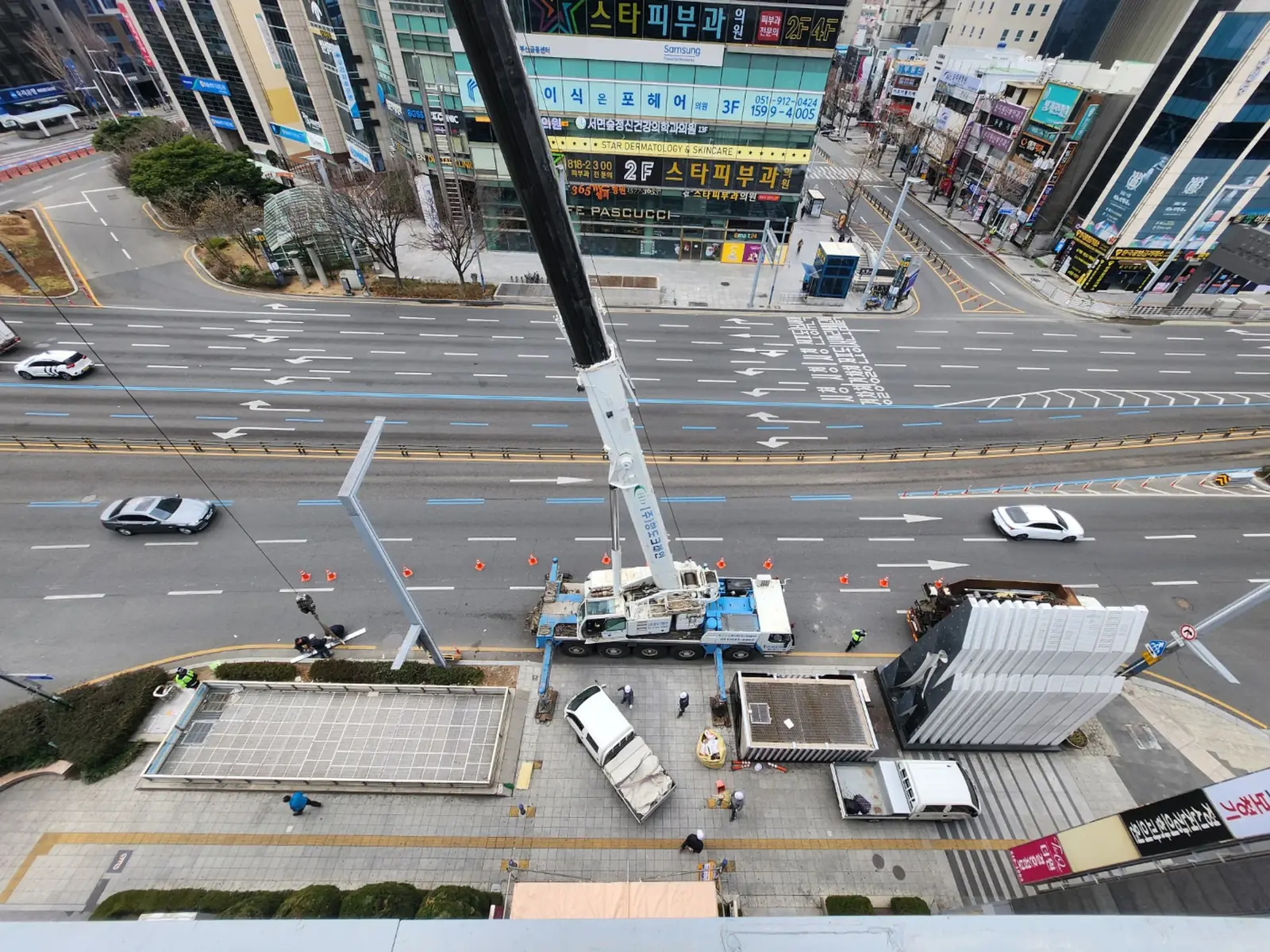 송도 전광판 시공 참고 - 부산 서면 전광판 자재 양중 크레인 상공 시점