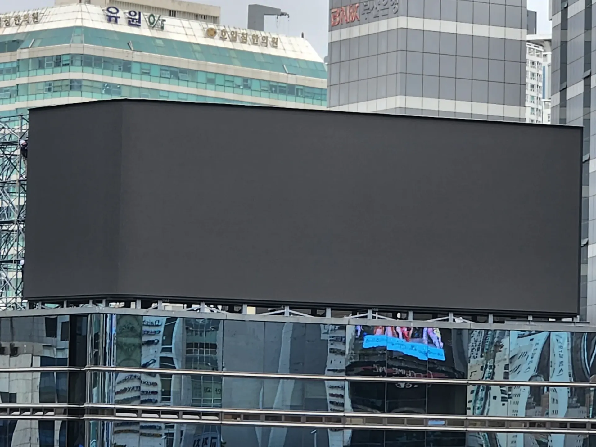 인천 전광판공사 시공 참고 - 부산 서면 옥상 코너형 LED전광판 설치 완료 후 주간 소등 상태