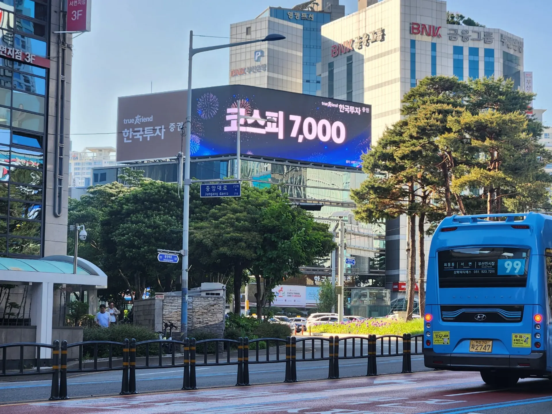 경기 전광판공사 시공 참고 - 부산 서면 버스정류장에서 본 코너형 LED전광판 주간 모습