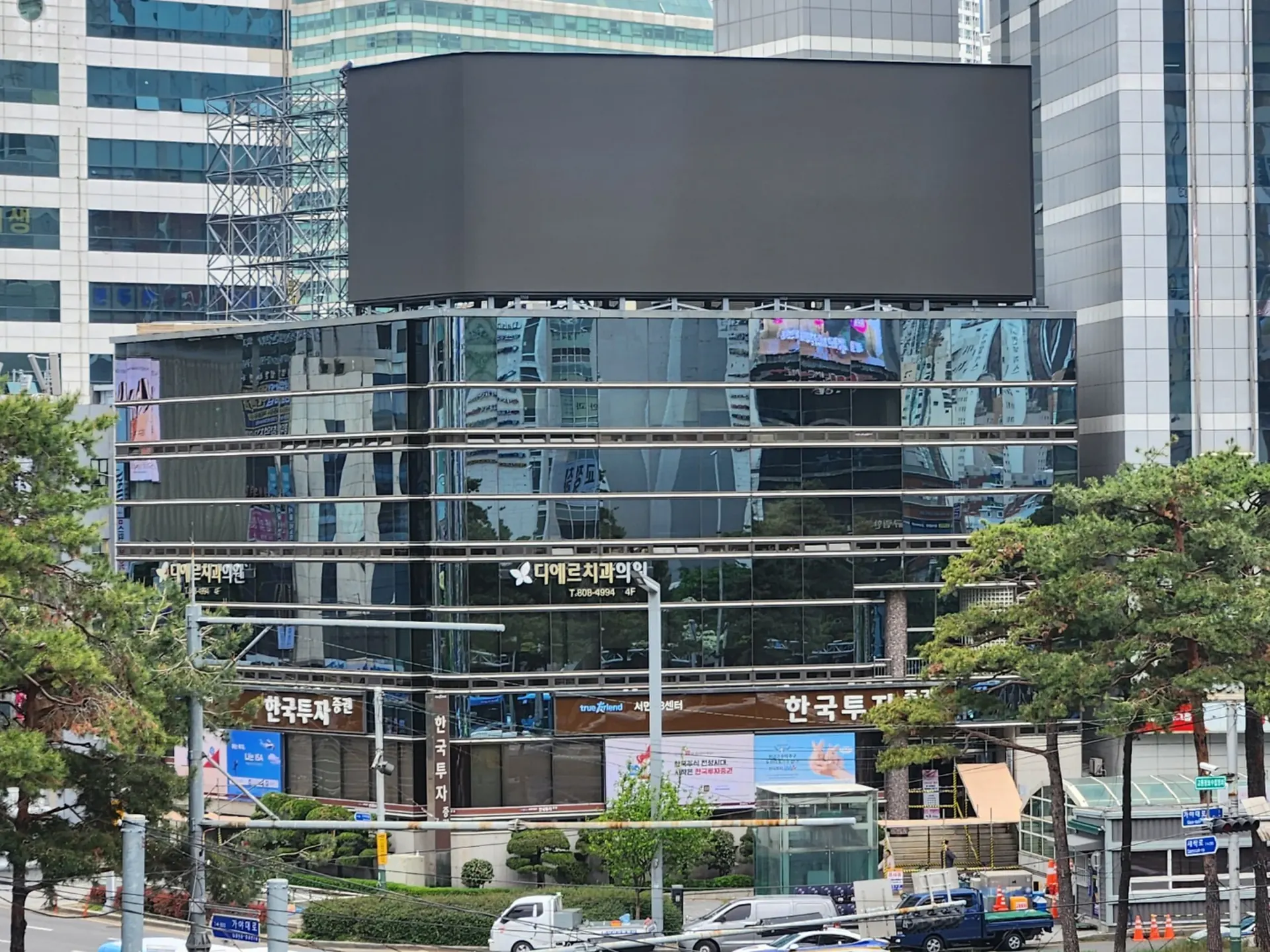 서울 전광판공사 시공 참고 - 부산 서면 한국투자증권 건물 옥상 LED전광판 해질녘 소등 상태