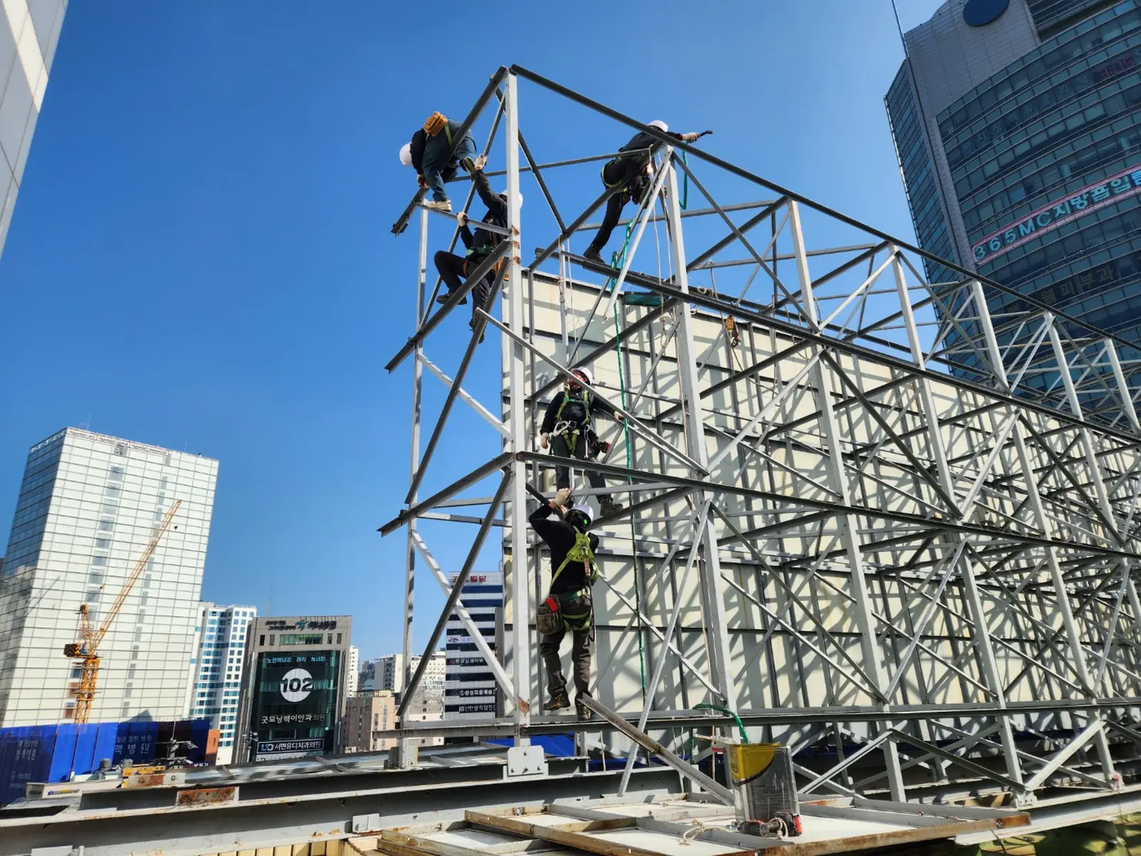 강남 전광판 시공 참고 - 부산 서면 옥상 전광판 철골 프레임 조립 작업자