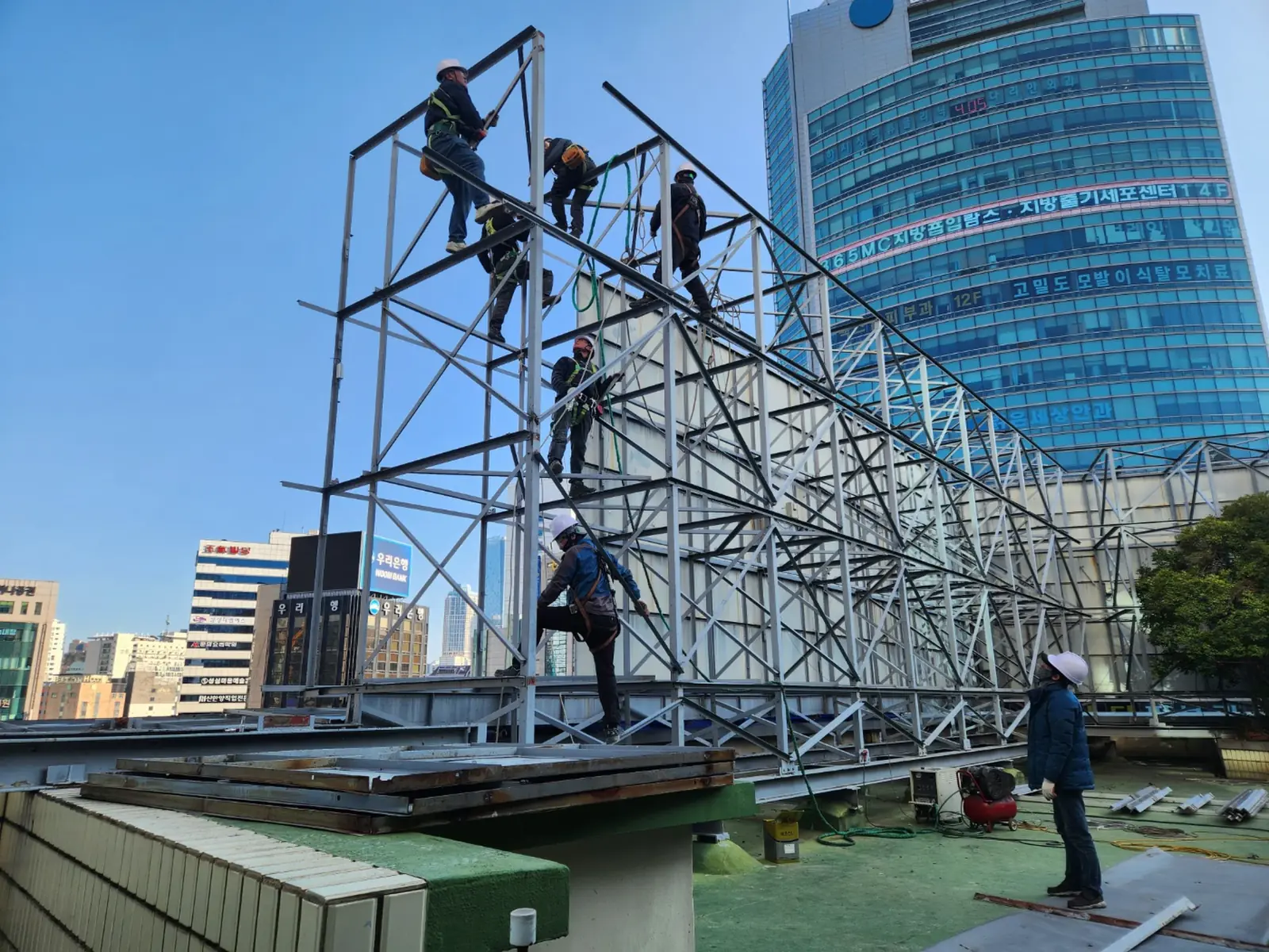 강남 전광판 시공 참고 - 부산 서면 옥상 전광판 철골 구조물 고소 작업